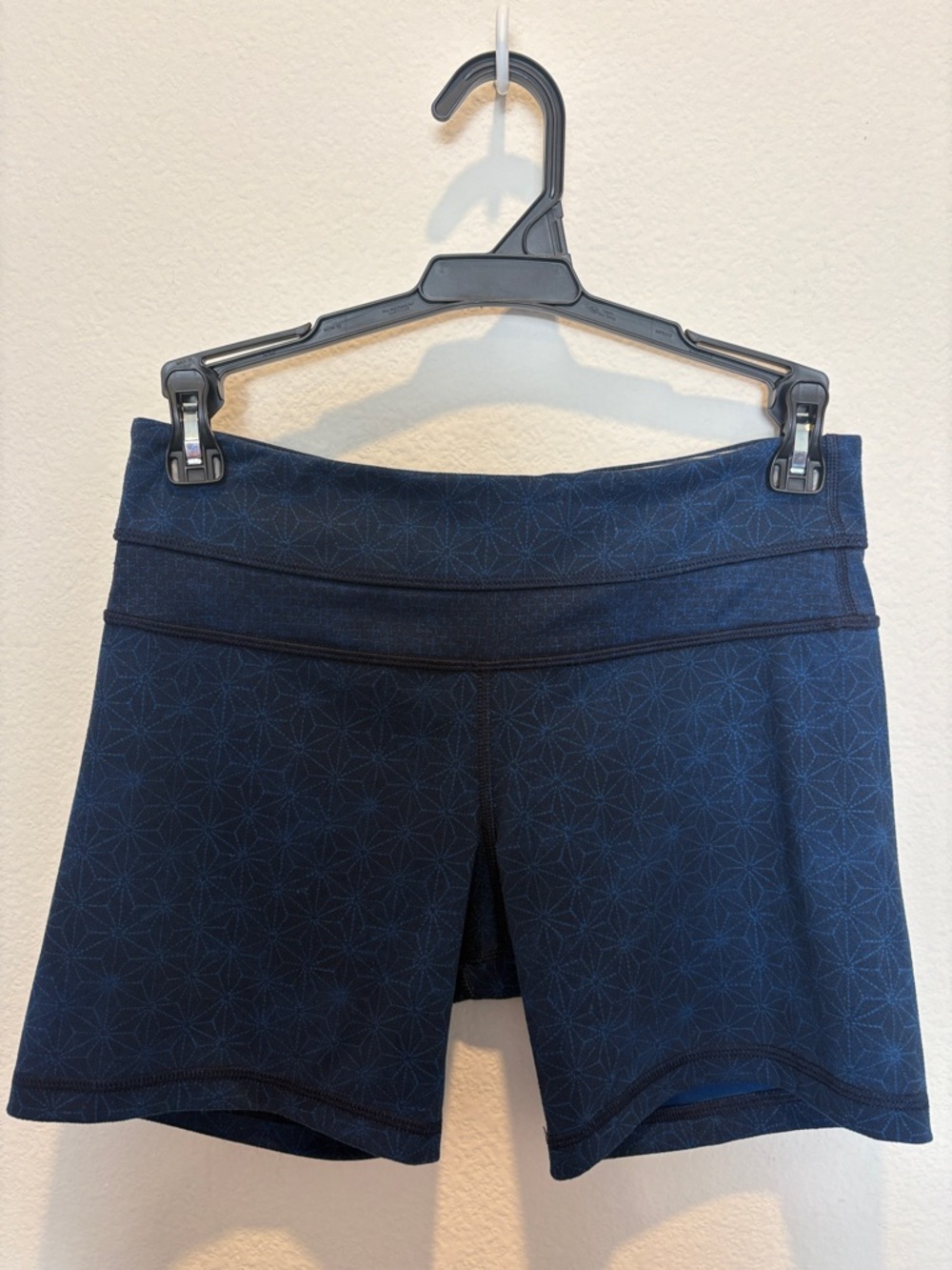 Lululemon Groove Short *Full-On Luon (Regular) | Size 4 - Picture 3 of 4